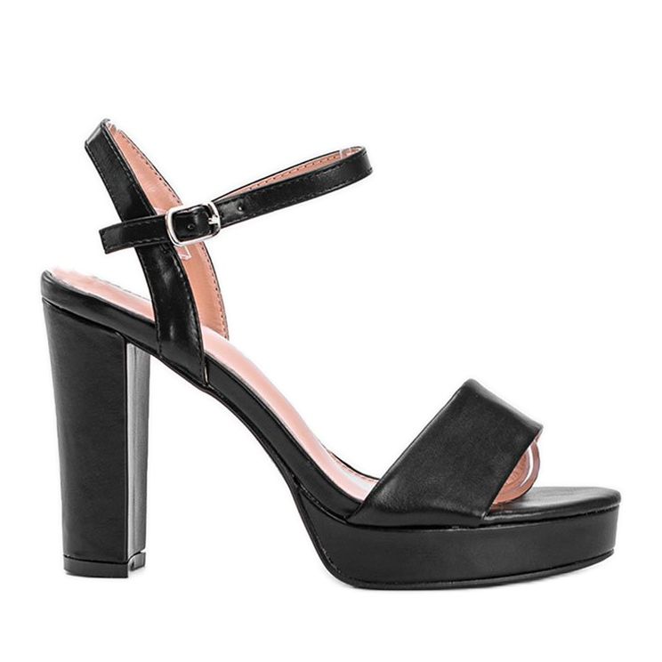 Svarta sandaler på ett Cripsy -inlägg