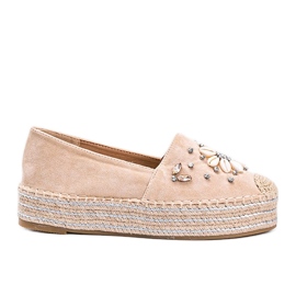Beige espadriller på en tjock fru Nicki -sula