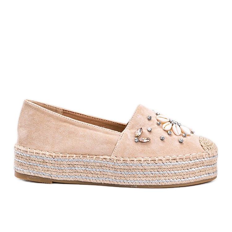 Beige espadriller på en tjock fru Nicki -sula