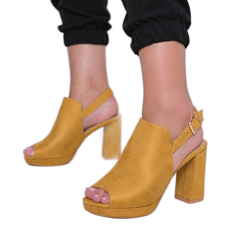 Senapssandaler på hallickposten gul