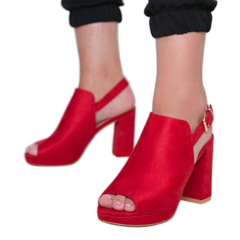 Röda sandaler på en hallickstolpe