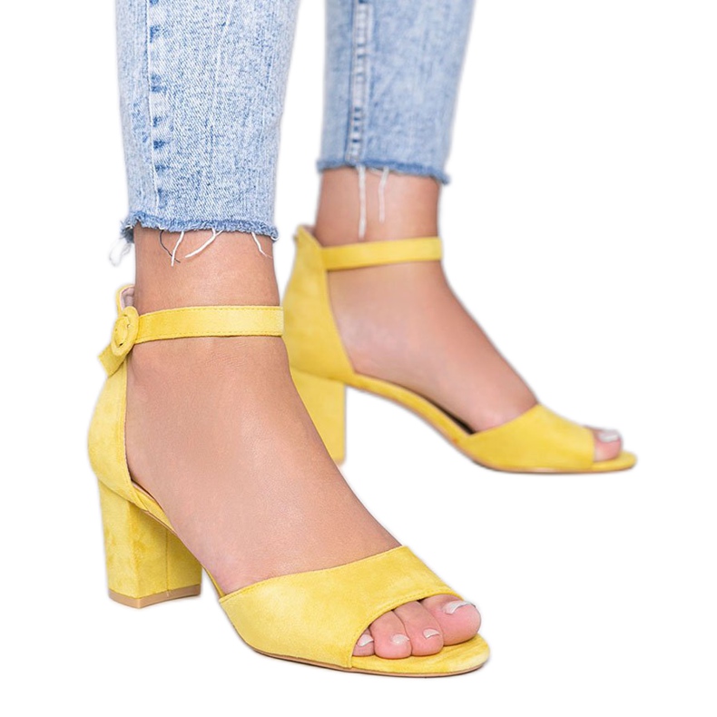 Gula sandaler på stoet Mare Mare