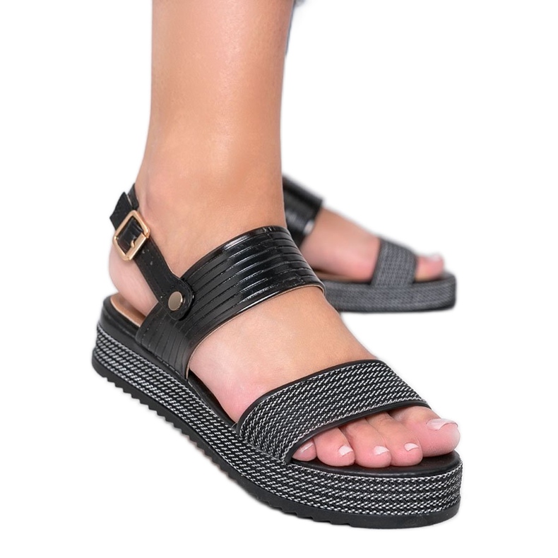 Svarta sandaler på en tjock Senorita -sula