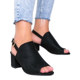 Svarta sandaler på en stolpe med en Blubbery -övre