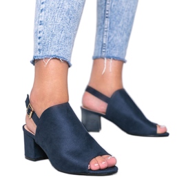 Marinblå sandaler på en stolpe med en Blubbery -övre