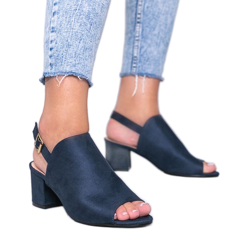 Marinblå sandaler på en stolpe med en Blubbery -övre