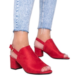 Röda sandaler på en stolpe med ett Blubbery -skaft