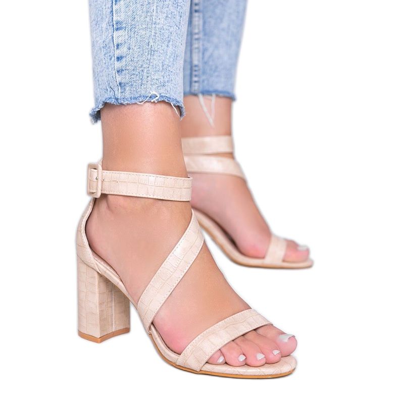 Beige sandaler på en Silver Dust stolpe