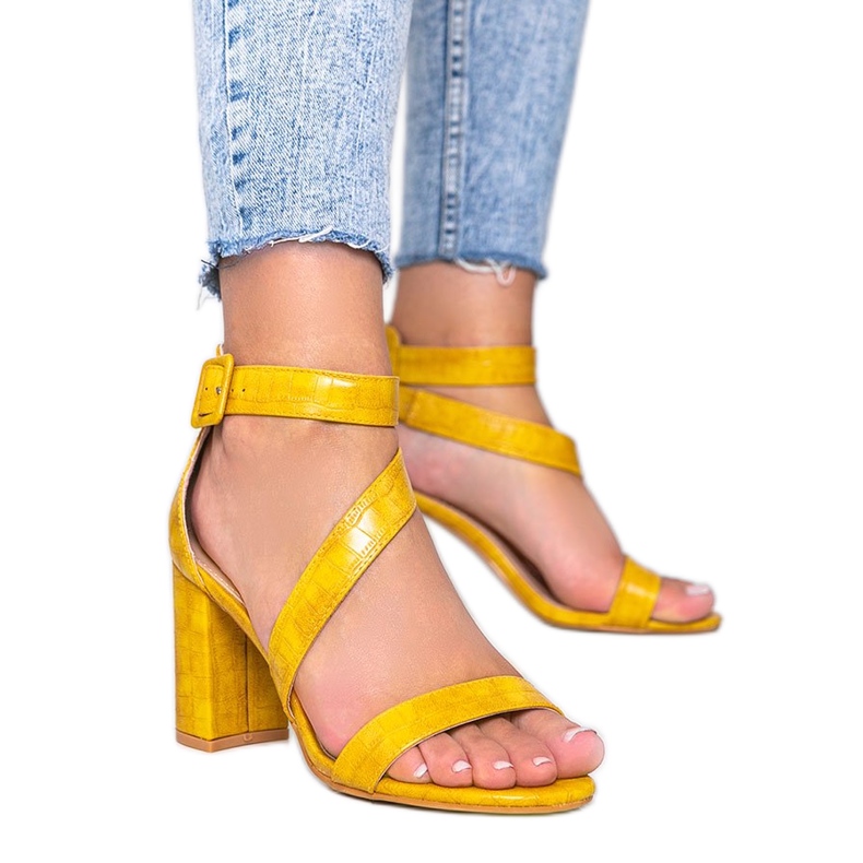 Senapssandaler på en Silver Dust stolpe gul