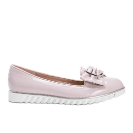 Beige lackade loafers med en Nemesise rosett