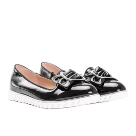 Svartlackerade loafers med en Nemesise -rosett