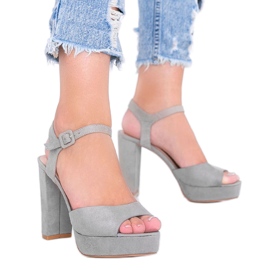 Grå sandaler på LaBamba -plattformen