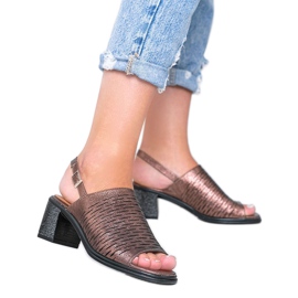 Bruna metalliska sandaler på Cusi -stolpen