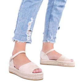 Beige sandaler på Pearl River -plattformen