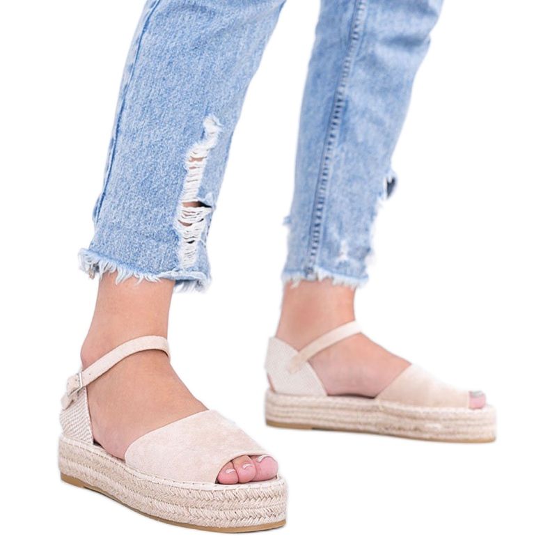 Beige sandaler på Pearl River -plattformen