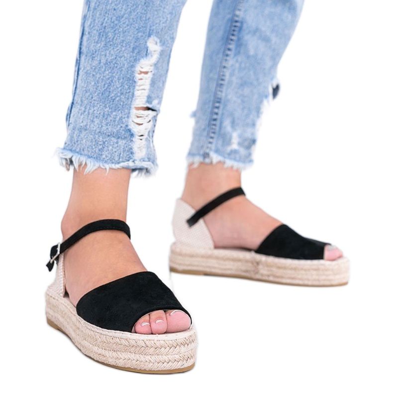 Svarta sandaler på Pearl River -plattformen