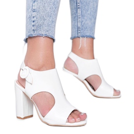 Vita sandaler på ett Candy Style -inlägg