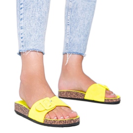 Gula tofflor på korksula