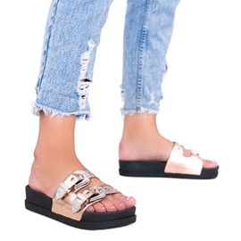 Gyllene tofflor med dekorativa Go Crazy -spännen