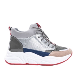 Grå sneakers på en tjock Cassadi -sula