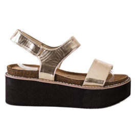 Corina Sandaler på modeplattformen gyllene