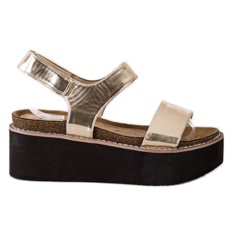 Corina Sandaler på modeplattformen gyllene