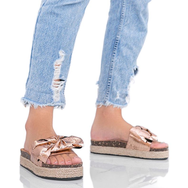 Rosa tofflor för kvinnor med Columbia rosett gyllene