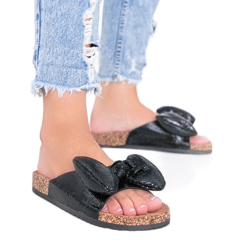 Svarta tofflor med rosett från Norris