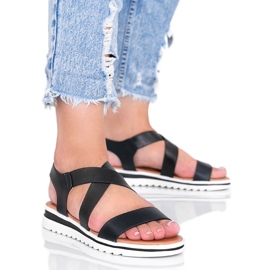 Svarta sandaler på en tjock Irony sula