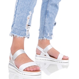 Vita sandaler på en tjock Cro -sula