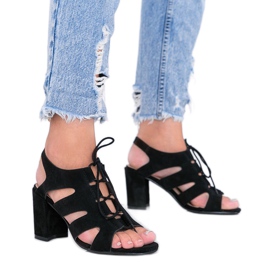 Svarta snörningssandaler på Isabella-stolpen