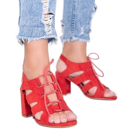 Röda snörningssandaler på Isabellas stolpe