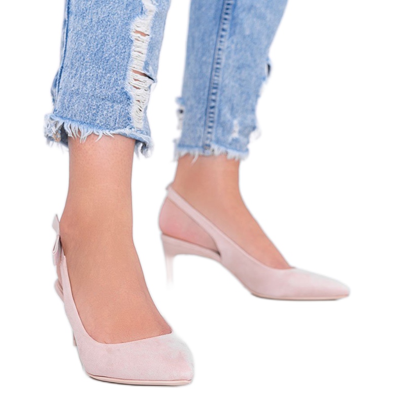 Beige pumps på en Tari -häl