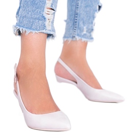 Pumpar på en stilettpulverrosa Elen