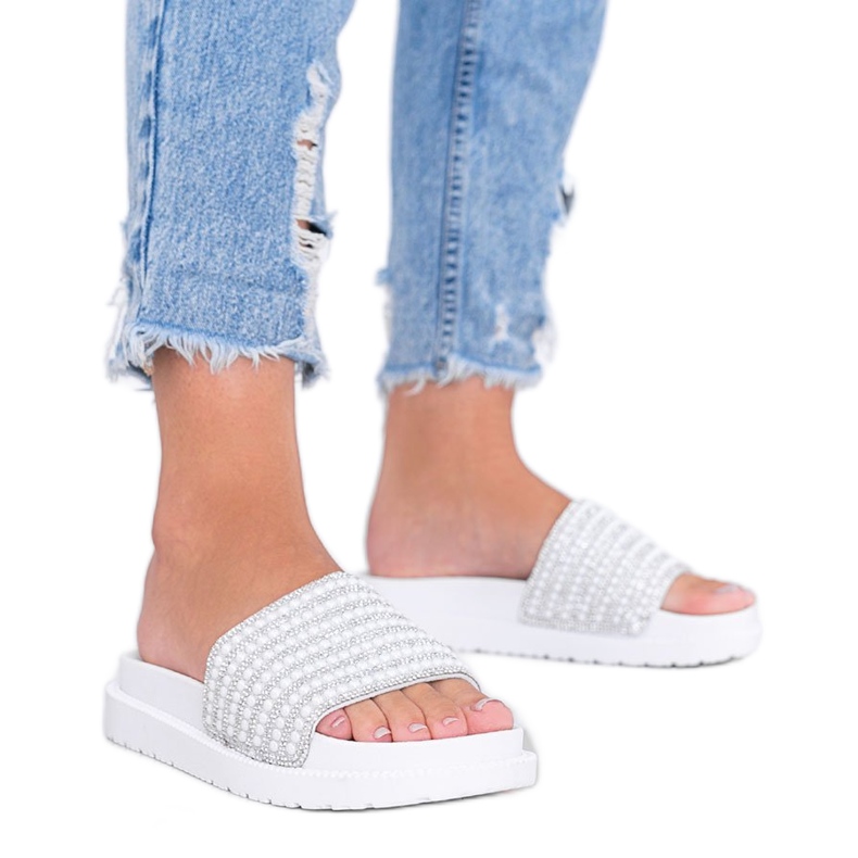 Trishas rikt dekorerade vita tofflor