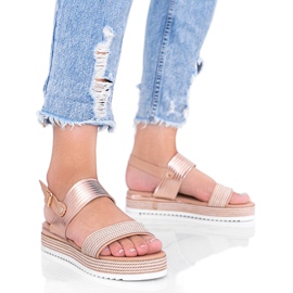 Beige sandaler med en tjock Senorita -sula