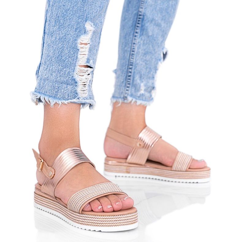 Beige sandaler med en tjock Senorita -sula