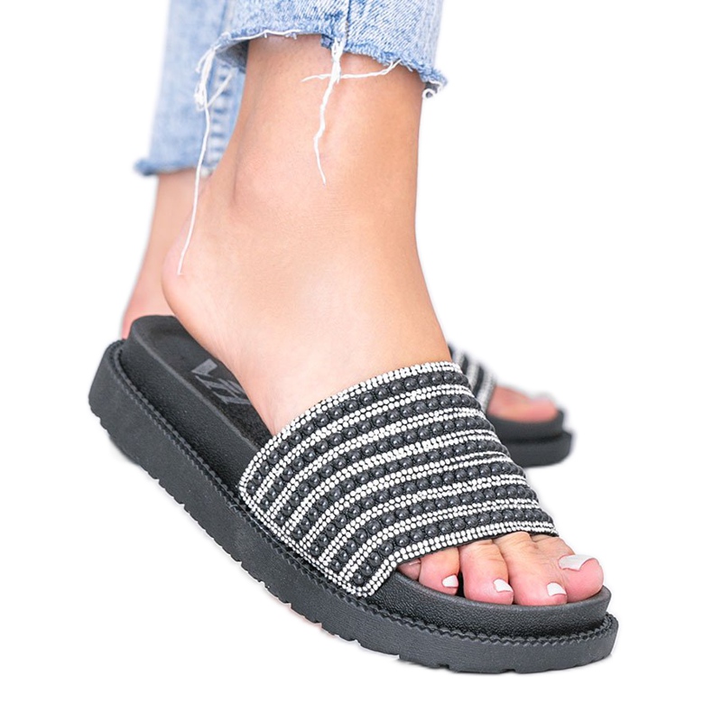 Svarta tofflor rikt dekorerade av Trisha