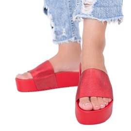 Röda flip-flops på en tjock Crysta-sula