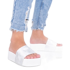 Vita sandaler på en tjock Crysta -sula