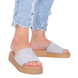 Gråa tofflor på plattformen