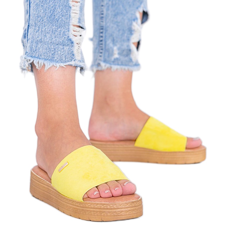 Gula tofflor på Dr. Martin