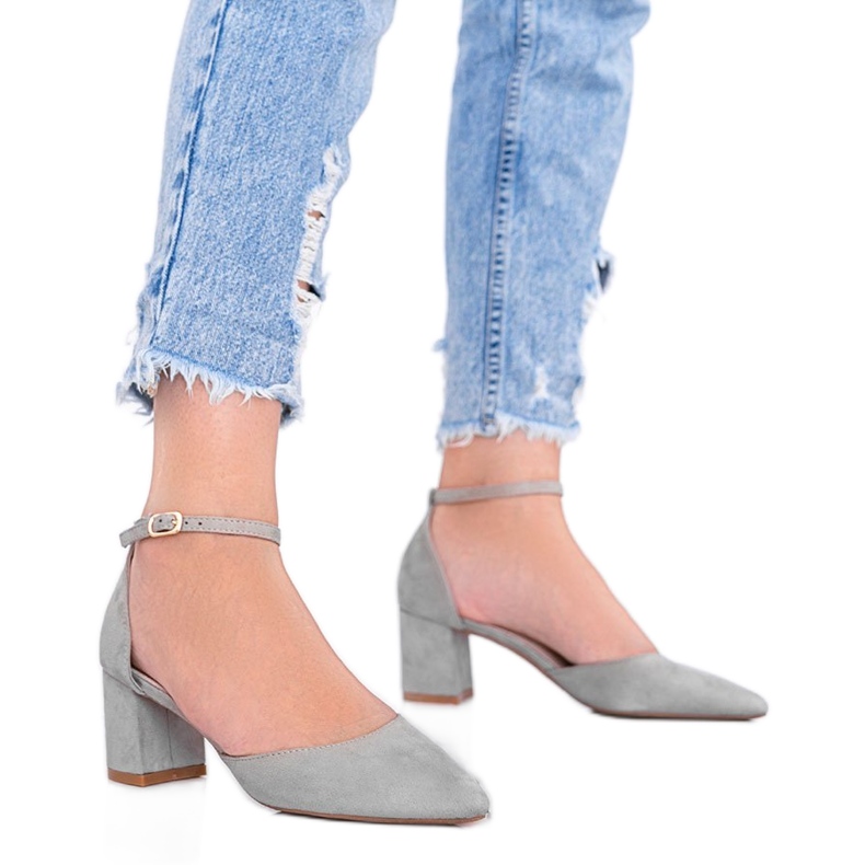 Grå pumpar på den låga Gemma -stolpen