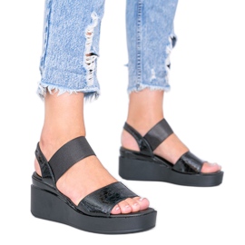 Svarta kilsandaler från Tiffi