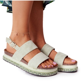 Sandaler i mocka på den gröna Olimpia -plattformen