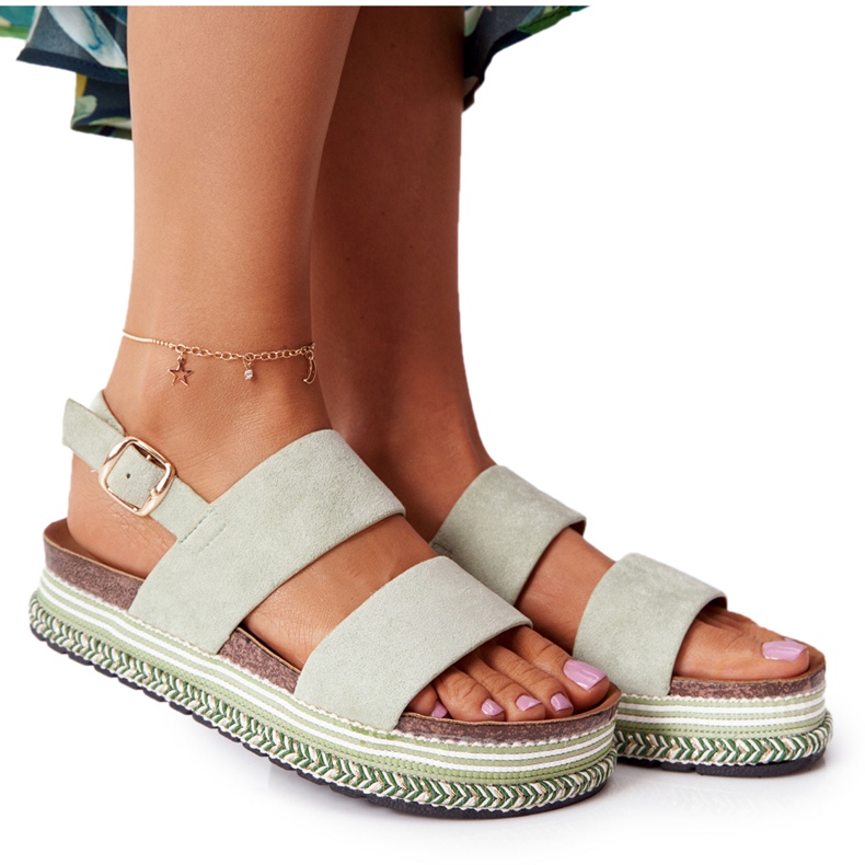 Sandaler i mocka på den gröna Olimpia -plattformen