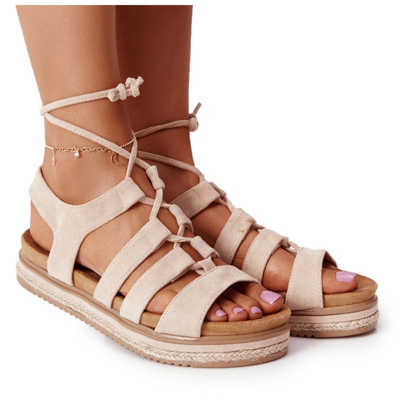 Knutna sandaler på en Beige Santorini -plattform