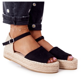 Svarta Megara svarta sandaler på den flätade plattformen beige