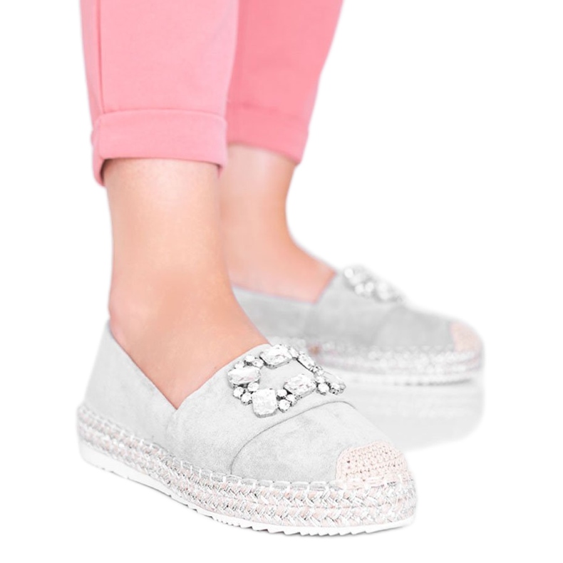 Grå espadriller dekorerade med kubanska Vibe -stenar