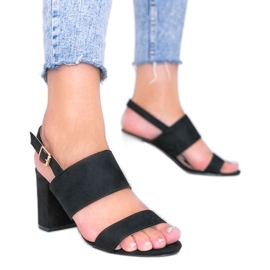 Svarta sandaler på Lil Sweetie -inlägget